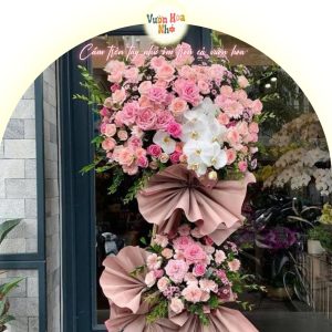 Hình ảnh lẵng hoa chúc mừng khai trương tone đỏ vàng sang trọng tại Hà Nội