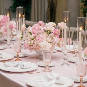 Cách cắm hoa để bàn khách