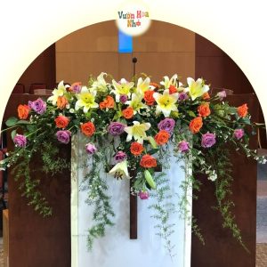 Hoa để bục phát biểu đẹp