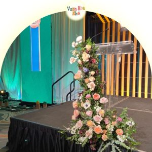 Hoa giả để bục phát biểu đơn giản