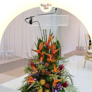 Hoa giả để bục phát biểu đứng