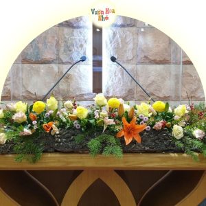 Hoa giả để bục phát biểu tinh tế