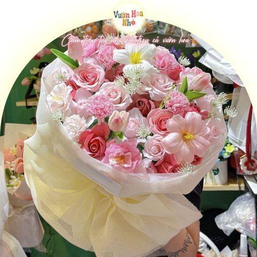 Bó hoa vàng kem nơ khổng lồ vườn hoa nhỏ