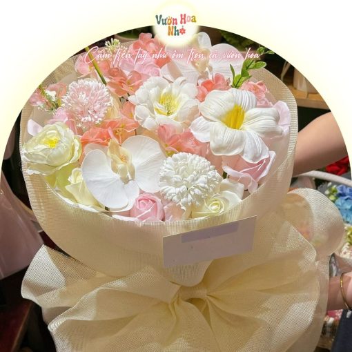 Vàng kem nơ khổng lồ nhẹ nhàng vườn hoa nhỏ